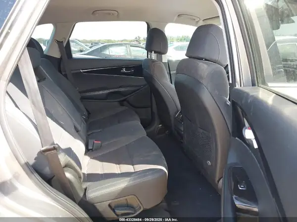 5XYPG4A3XHG287038 2017 KIA SORENTO - Image 8