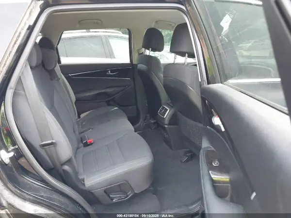 5XYPG4A3XHG315114 2017 KIA SORENTO - Image 8