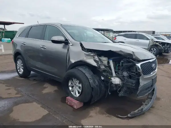 5XYPG4A3XJG339046 2018 KIA SORENTO - Image 1