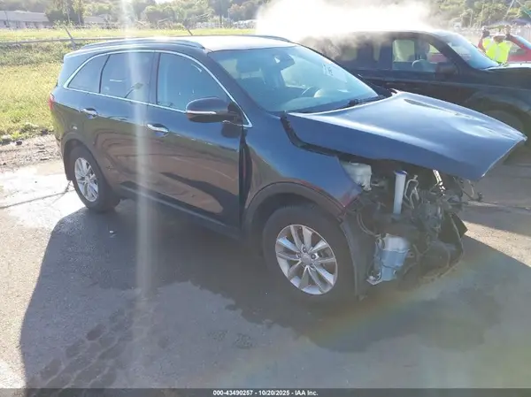 5XYPG4A3XJG363279 2018 KIA SORENTO - Image 1