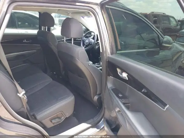5XYPG4A3XJG382978 2018 KIA SORENTO - Image 8