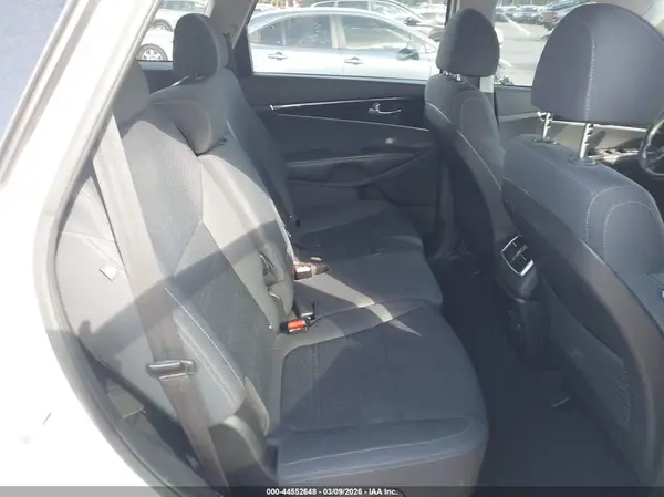 5XYPG4A3XJG401268 2018 KIA SORENTO - Image 8