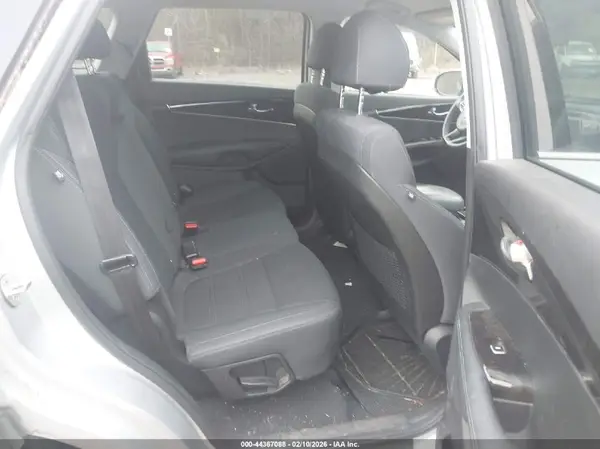 5XYPG4A3XJG402890 2018 KIA SORENTO - Image 8
