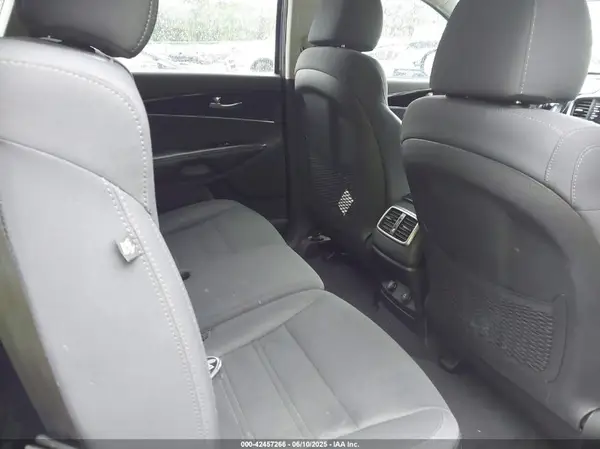 5XYPG4A3XKG463044 2019 KIA SORENTO - Image 8