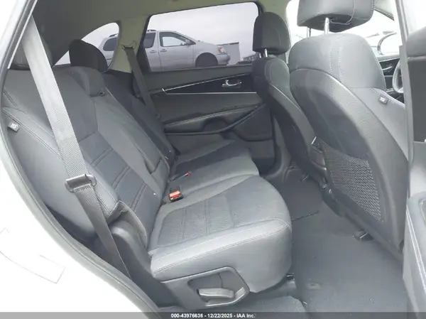 5XYPG4A51HG329002 2017 KIA SORENTO - Image 8