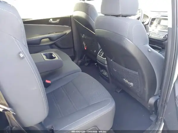 5XYPG4A51JG389142 2018 KIA SORENTO - Image 8