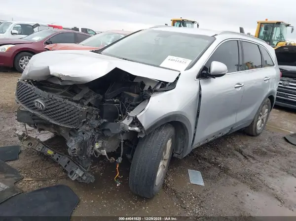5XYPG4A51JG395281 2018 KIA SORENTO - Image 2