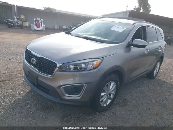 5XYPG4A52HG208916 2017 KIA SORENTO - Image 2