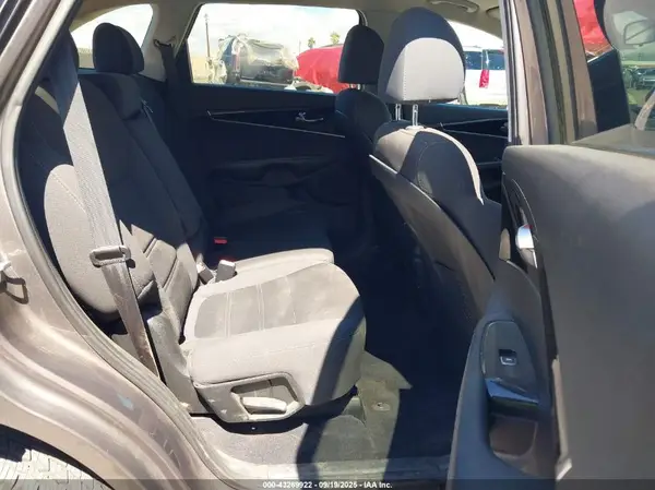 5XYPG4A52KG469762 2019 KIA SORENTO - Image 8