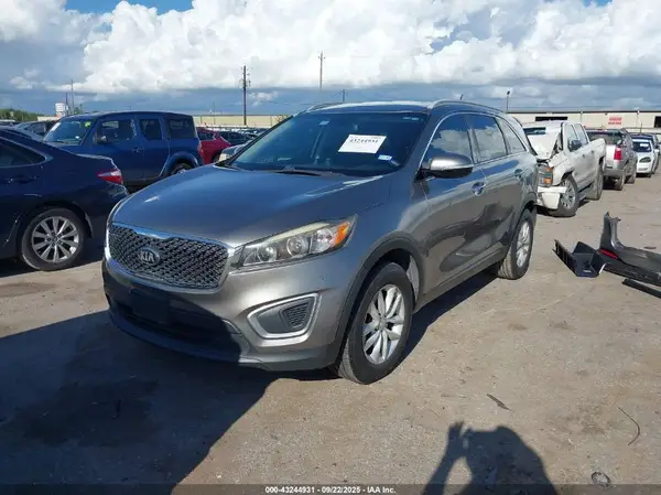 5XYPG4A53HG208374 2017 KIA SORENTO - Image 2