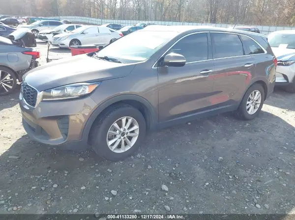 5XYPG4A53KG490586 2019 KIA SORENTO - Image 2