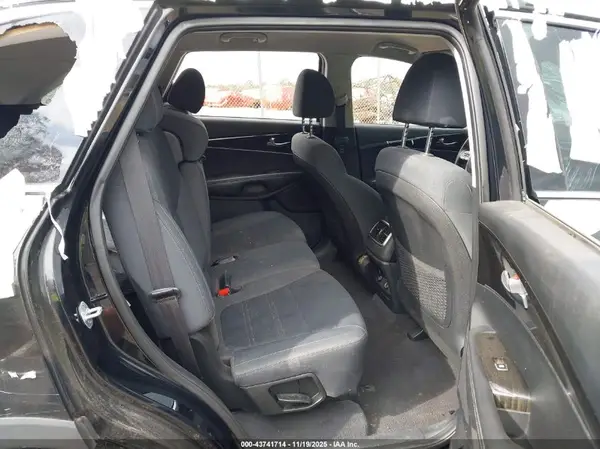5XYPG4A53KG583284 2019 KIA SORENTO - Image 8