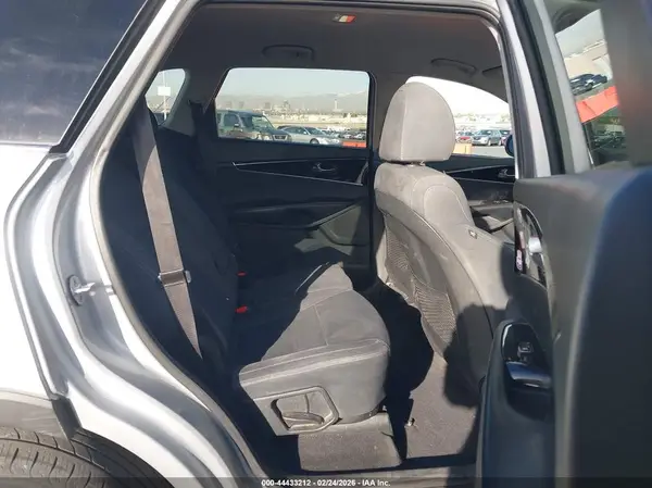 5XYPG4A54KG465020 2019 KIA SORENTO - Image 8