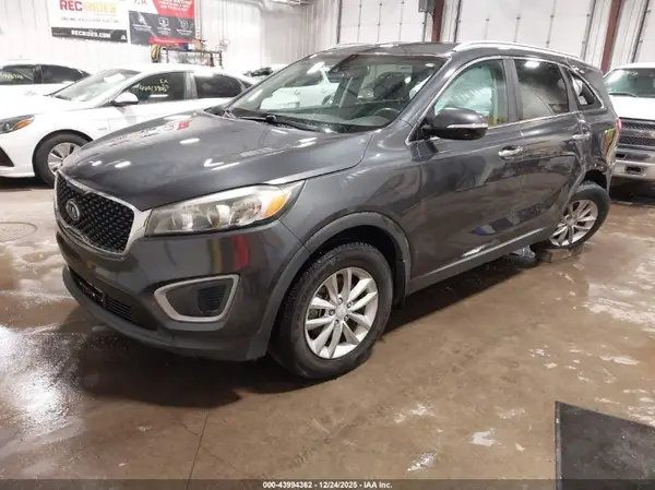 5XYPG4A55HG227086 2017 KIA SORENTO - Image 2