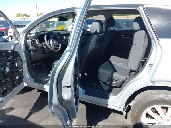 5XYPG4A55JG405066 2018 KIA SORENTO - Image 8