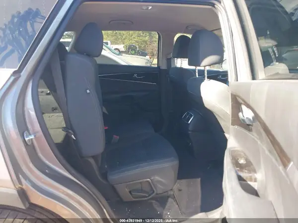 5XYPG4A55KG492906 2019 KIA SORENTO - Image 8