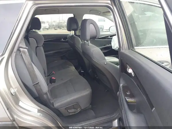 5XYPG4A58HG215031 2017 KIA SORENTO - Image 8