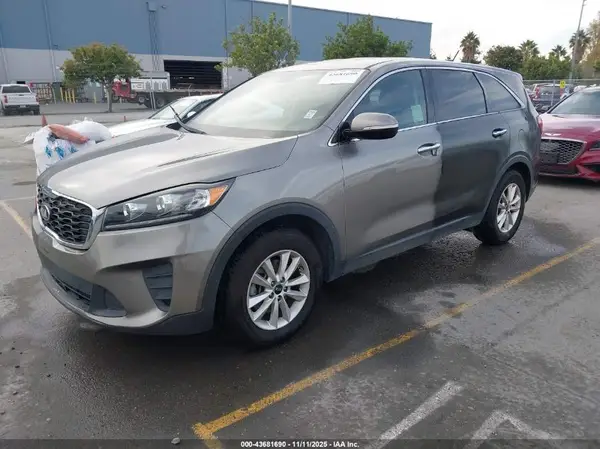 5XYPG4A58KG483679 2019 KIA SORENTO - Image 2
