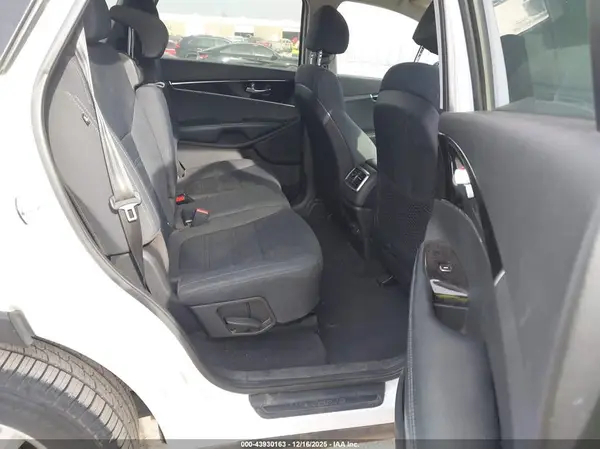 5XYPG4A59JG351187 2018 KIA SORENTO - Image 8