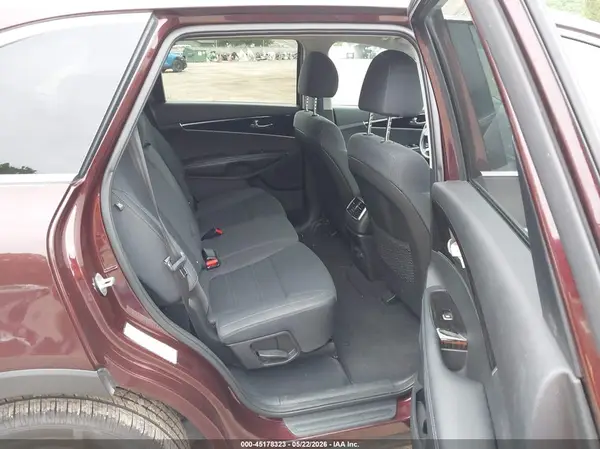 5XYPG4A5XKG440364 2019 KIA SORENTO - Image 8