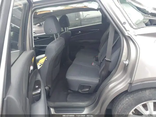 5XYPG4A5XKG449243 2019 KIA SORENTO - Image 8