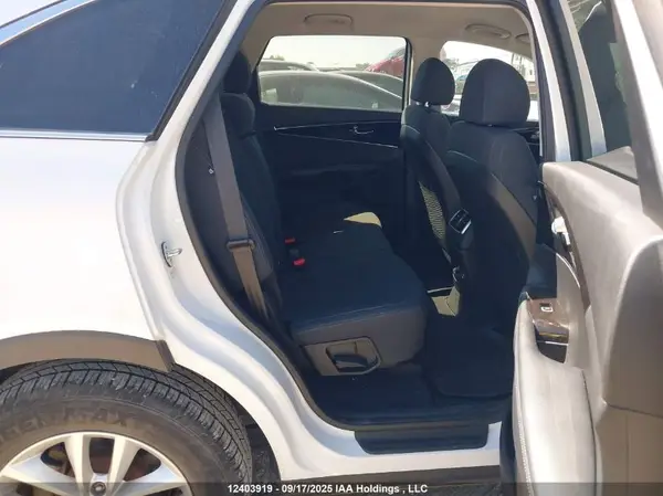 5XYPGDA17JG360693 2018 KIA SORENTO - Image 8