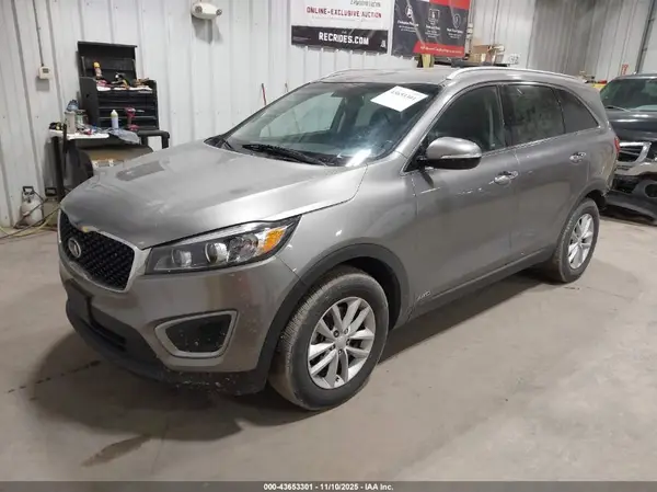 5XYPGDA30HG237880 2017 KIA SORENTO - Image 2