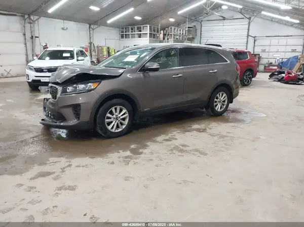 5XYPGDA30KG478653 2019 KIA SORENTO - Image 2