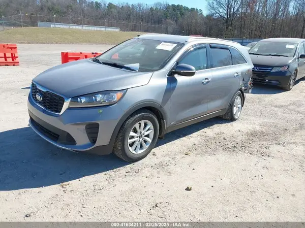 5XYPGDA30KG603585 2019 KIA SORENTO - Image 2