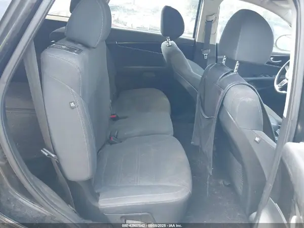 5XYPGDA31JG400672 2018 KIA SORENTO - Image 8