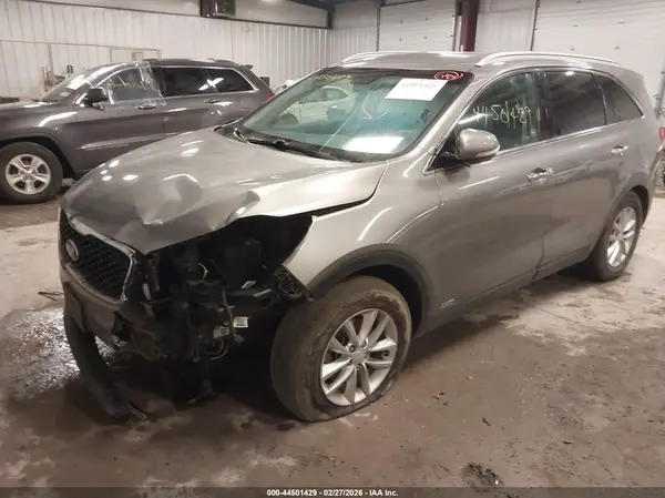 5XYPGDA31JG410893 2018 KIA SORENTO - Image 2