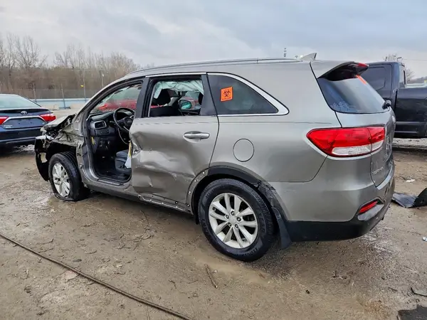 5XYPGDA32GG039705 2016 KIA SORENTO - Image 2