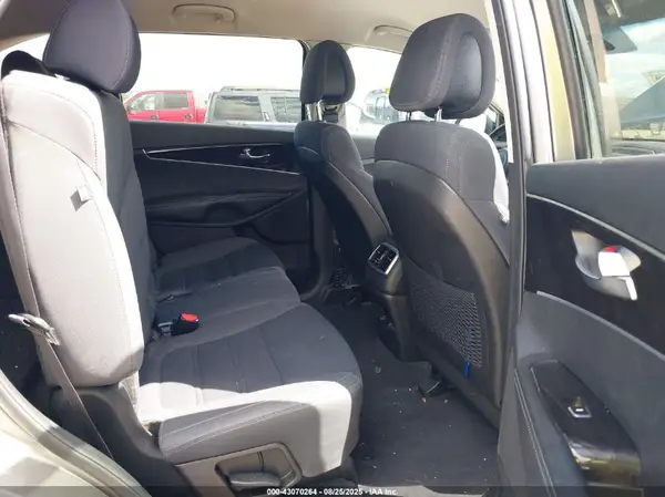 5XYPGDA32GG066192 2016 KIA SORENTO - Image 8