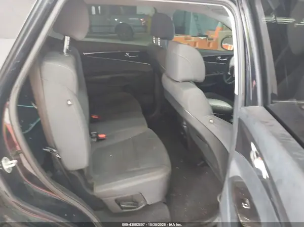 5XYPGDA32HG215217 2017 KIA SORENTO - Image 8