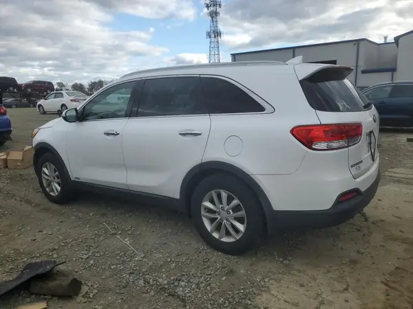 5XYPGDA32JG405878 2018 KIA SORENTO - Image 2