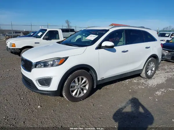 5XYPGDA32JG414581 2018 KIA SORENTO - Image 2