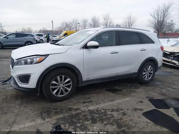 5XYPGDA32JG415939 2018 KIA SORENTO - Image 2