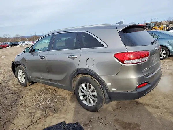 5XYPGDA32JG424592 2018 KIA SORENTO - Image 2