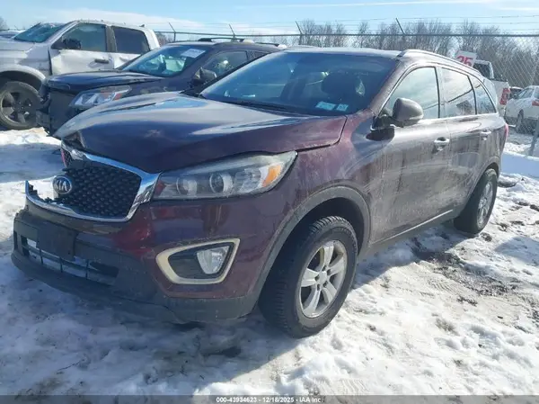 5XYPGDA32JG425998 2018 KIA SORENTO - Image 2