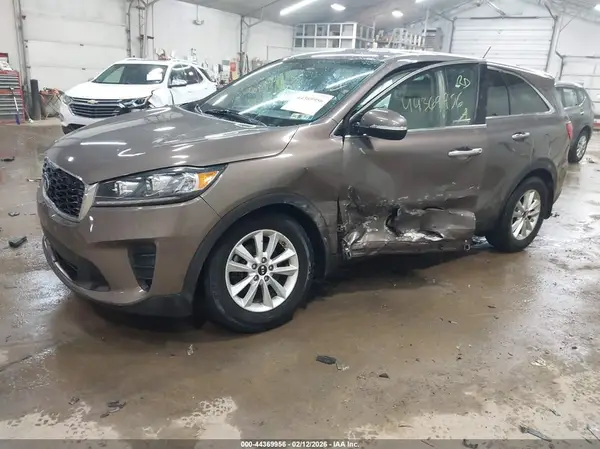 5XYPGDA32KG478640 2019 KIA SORENTO - Image 2