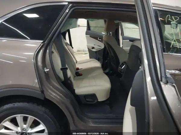 5XYPGDA32KG478640 2019 KIA SORENTO - Image 8