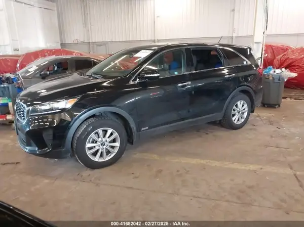 5XYPGDA32KG511068 2019 KIA SORENTO - Image 2