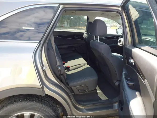 5XYPGDA32KG519753 2019 KIA SORENTO - Image 8