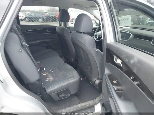 5XYPGDA32KG527609 2019 KIA SORENTO - Image 8