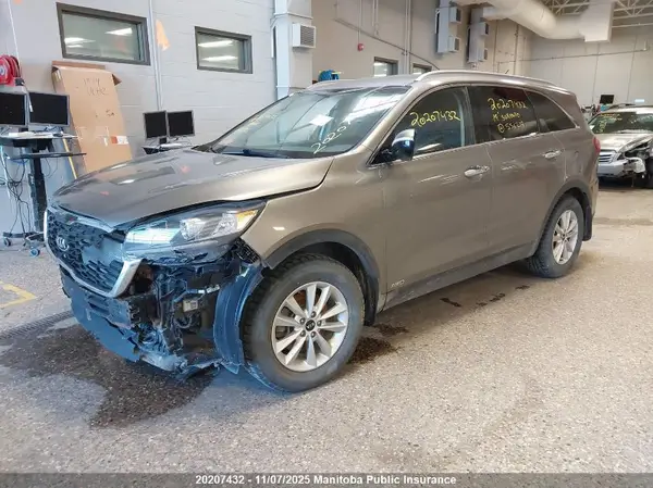 5XYPGDA32KG556219 2019 KIA SORENTO - Image 2