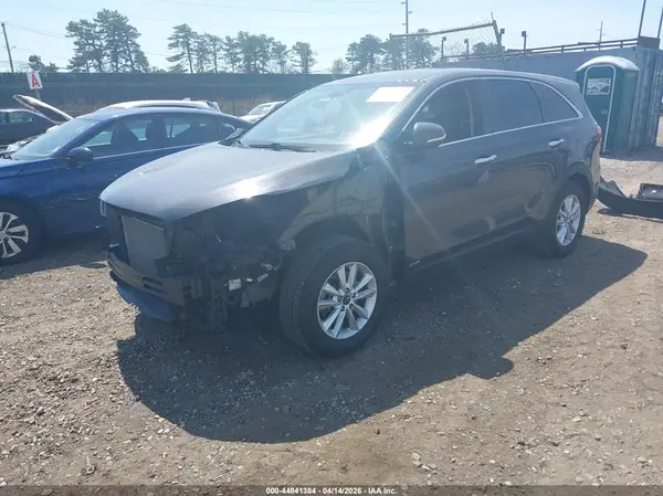 5XYPGDA32KG557550 2019 KIA SORENTO - Image 2