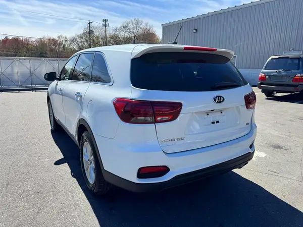5XYPGDA32KG573828 2019 KIA SORENTO - Image 2