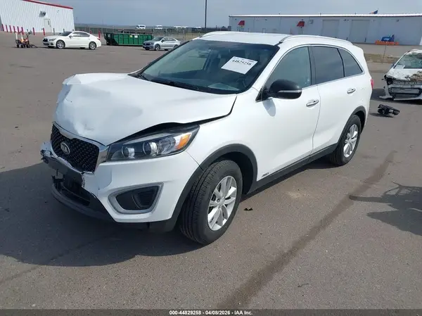 5XYPGDA33HG244614 2017 KIA SORENTO - Image 2