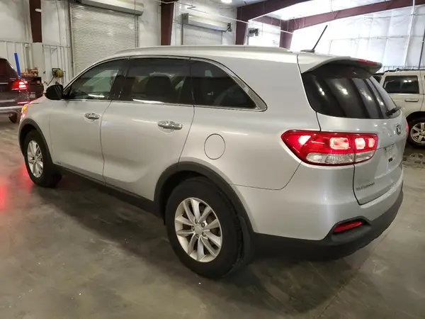 5XYPGDA33HG302303 2017 KIA SORENTO - Image 2