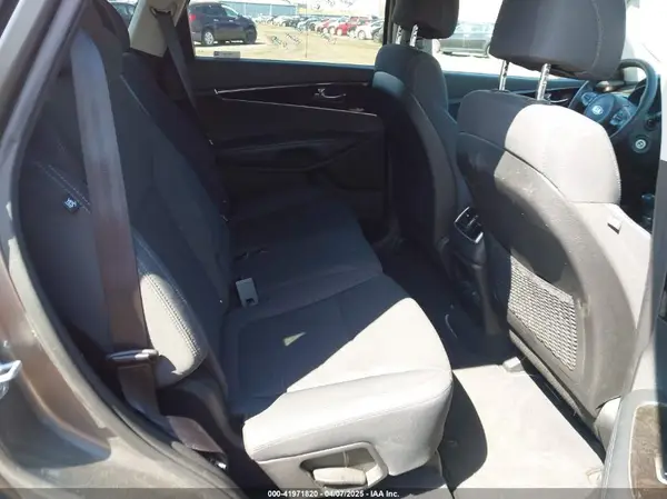 5XYPGDA33HG320641 2017 KIA SORENTO - Image 8